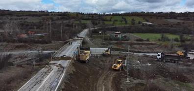 Çomu çayı köprüsü ulaşıma kapatıldı, ekiplerin geçici köprü için yoğun mesaisi dronla görüntülendi