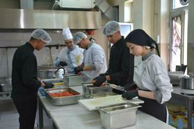 Okulun kazanı iftarda tarım işçileri için kaynadı
