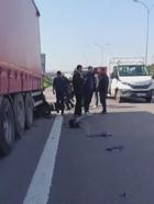 İstanbul- Sultanbeyli TEM Otoyolu'nda motosiklet TIR'a çarptı