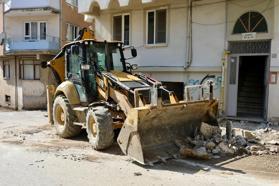 Gemlik Belediyesi Alemdar Caddesi’nde kaldırım düzenleme çalışması başlattı