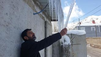 Termometreler eksi 18’i gördü, binalarda 3 metrelik buz sarkıtları oluştu