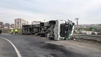 Tekirdağ'da devrilen TIR'ın sürücüsü yaralandı