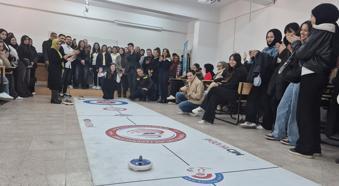 Üniversitede floor curling tanıtımı