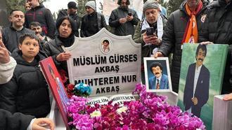Müslüm Gürses ölümünün 13’üncü senesinde kabri başında dualarla anıldı