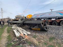 Nevşehir’de yük treni hemzemin geçitte TIR’a çarptı: 2 yaralı
