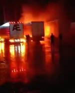 Park halindeki 2 TIR alev alev yandı