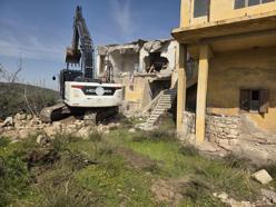 Akdeniz’de can ve mal güvenliğini tehdit eden riskli yapılar yıkılıyor