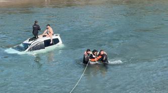 Hafif ticari araç, köprüden baraj gölüne düştü; sürücü kurtarıldı