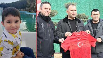 A Milli Takım futbolcularının imzaladığı forma, DMD hastası Rahmi Kerem için satışta