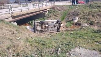 Kütahya’da çarpışan otomobillerden biri dereye uçtu; 3 yaralı