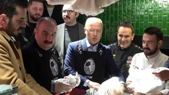 Mustafa Varank, Bursa'da geleneksel sahur programında vatandaşlarla bir araya geldi