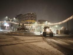 Van'da 143 yerleşim yerinin yolu kardan kapandı