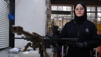 Mühendis Ümmügülsüm, Mehmetçik'in silahını test ediyor