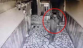 Hırsızlık yaparken kamerayı fark edince vazgeçti