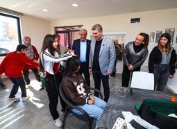 Gönüllü kuaförlerden engelli bireylere bakım