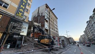 Yıkım sırasında yandaki binanın taşıyıcı kolonu hasar gördü; 21 daire boşaltıldı