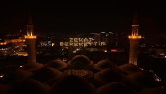 627 yıllık Ulu Cami'ye 2'nci mahya: 'Zekat berekettir' mahyası yakıldı