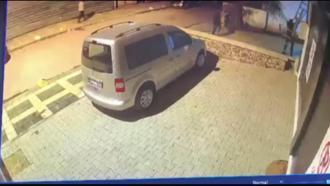 Kadıköy'de merdivenle girdiler, evdekilerin ellerini ve ayaklarını bağlayıp altınları çaldılar