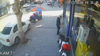 Otomobil ile motosikletin çarpıştığı kaza kamerada: 1 yaralı