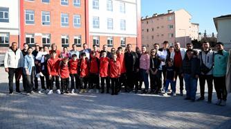 Katar’da mahsur kalan Türk sporcular, 26 saatlik yolculuğun ardından Kuşadası'na geldi