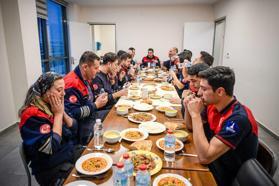 İzmir İtfaiyesi'nde ekip ruhu iftar sofrasında da kendini gösteriyor