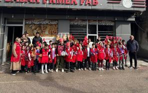 Minik öğrenciler harçlıklarını askıda ekmeğe dönüştürdü