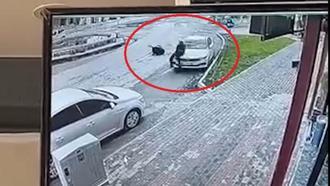 Otomobilin çarptığı 2 yaya yaralandı; o anlar kamerada