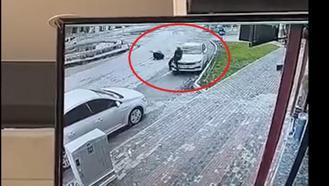 Otomobilin çarptığı 2 yaya yaralandı; o anlar kamerada