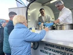 İzmir’de meslek lisesi öğrencilerinden kendi hazırladıkları yiyeceklerle bin kişilik iftar