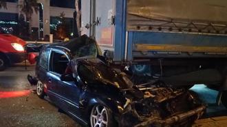 Bursa'da otomobil, park halindeki TIR'ın altına girdi: 1 ağır yaralı