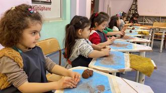 Öğrenciler, ustasından çömlek yapımını öğreniyor