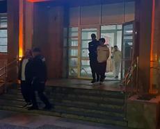 Firari hükümlü baba ile 2 oğlu, yangın merdiveninde yakalandı