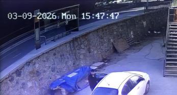 Sarıyer'de virajı alamayan 18 yaşındaki sürücünün kullandığı cip karşı yöne uçtu; 4 kişi yaralandı