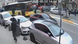 İstanbul - Sultanbeyli'de İETT otobüsünün çarptığı yaya ağır yaralandı; kaza anı kamerada