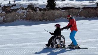 Tekerlekli sandalyede kayak yapma hayalini gerçekleştirdi