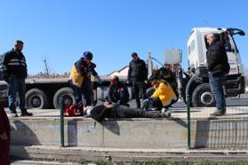 Vinç, üst geçide çarptı: sürücü yaralandı