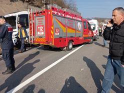 İşçi servisi ile otomobil çarpışt: 13 yaralı