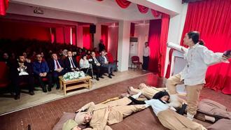 Osmaniye’de öğrenciler Seyit Onbaşı tiyatrosuyla Çanakkale ruhunu yaşattı