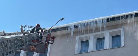 Ardahan’da binalardan sarkan dev buz kütleleri temizleniyor