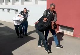 Araç ve evlerinde uyuşturucu ele geçirilen 2 şüpheli tutuklandı