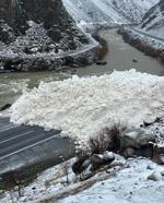 Hakkari-Çukurca kara yoluna çığ düşme anı kamerada