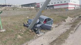 Elektrik direğine çarpan otomobilin sürücüsü yaralandı