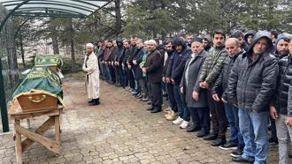 Bayram tatili yolunda kazada ölen çift, toprağa verildi