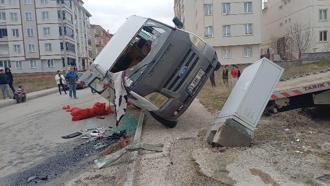 Çorum'da tarım işçilerini taşıya minibüs ile otomobil çarpıştı: 5 yaralı