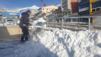 Van’da kardan kapanan 65 yerleşim yerinden 36’sı ulaşıma açıldı