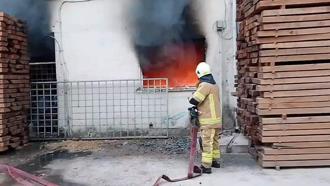 Kereste deposundaki yangını söndürmeye çalışırken yaralandı