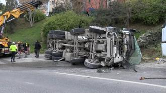 İstanbul - Üsküdar’da lastiği patlayan beton mikseri devrildi; sürücüsü yaralandı