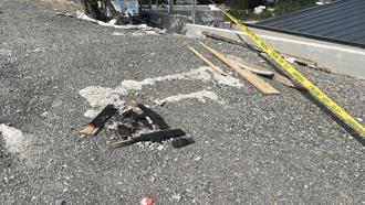 Arkadaşlarıyla sohbet ederken 4 metre yükseklikten düştü; o anlar kamerada