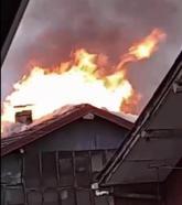 Bartın'da 4 katlı binanın çatısı yandı