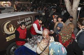 Mersin’de Kadir Gecesi’nde lokma ikramı